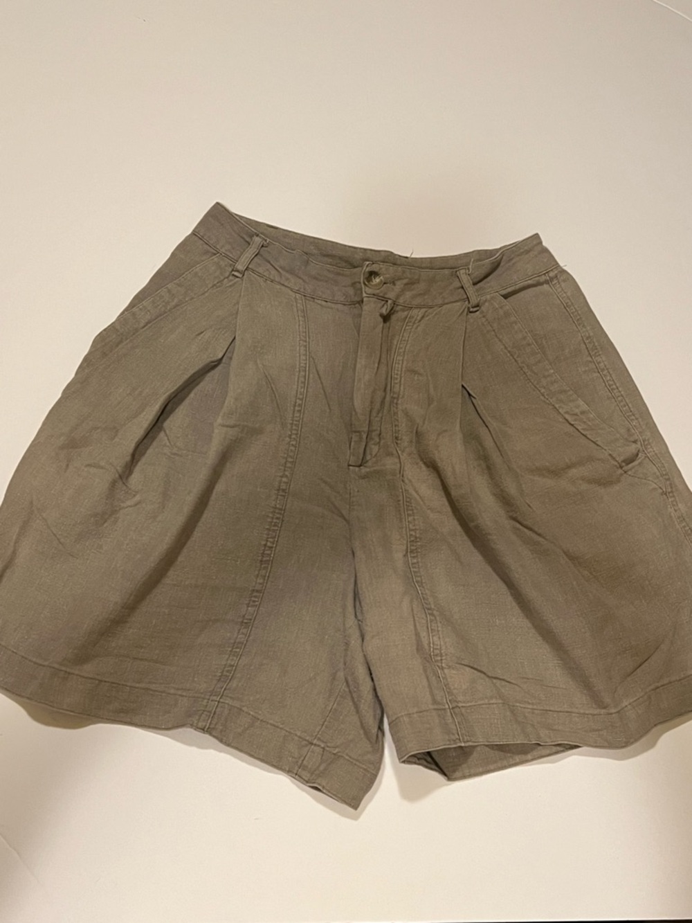 WOMEN’S OUTBACK RED SHORTS.